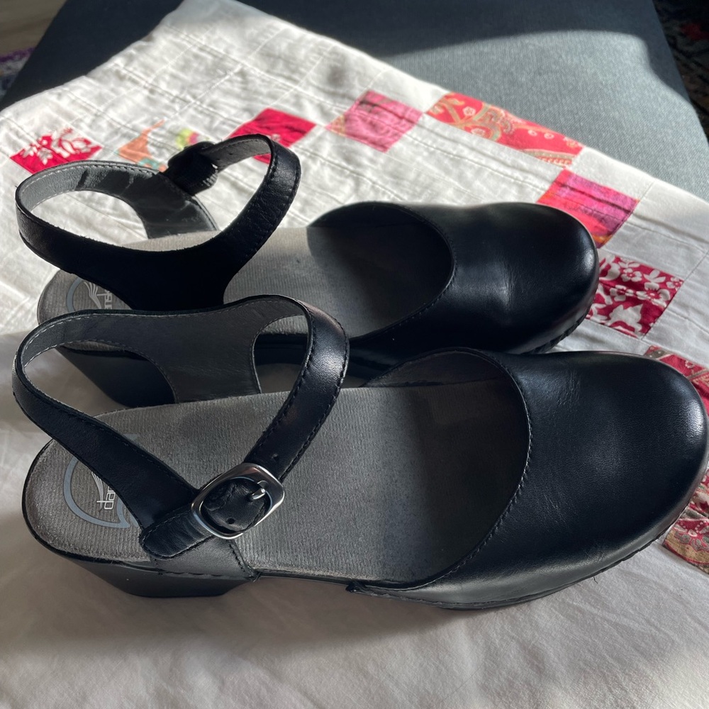 Dansko black leather close-toes sandal clogs, size 39. Good condition.